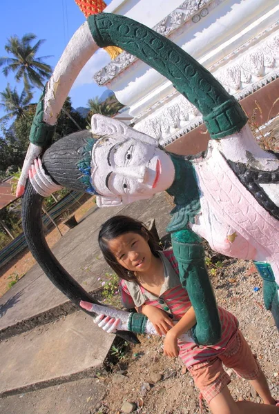 Menina perto do templo em Vang Vieng — Fotografia de Stock