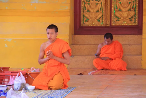 Bouddhistes près du temple bouddhiste, Laos — Photo
