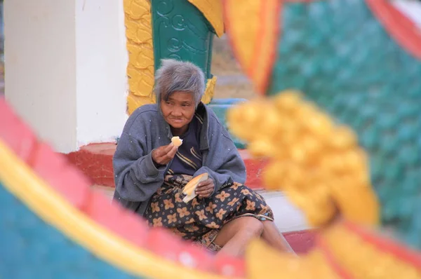 Zavallı kadının yanına ejderha Laos — Stok fotoğraf