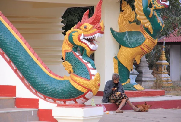 Biedna kobieta w pobliżu smoki w Laos — Zdjęcie stockowe