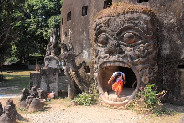 ワット Xieng Khuan 仏公園で女性 — ストック写真