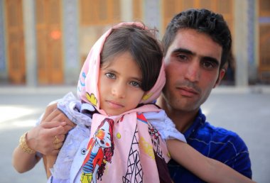 Baba ve kızı bir yürüyüş. İran aile