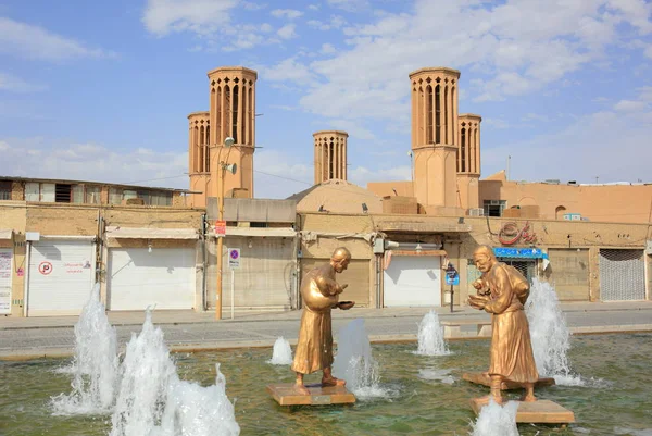 アミール Chakhmaq 広場にある噴水は水キャリアのブロンズ彫刻を誇っています — ストック写真