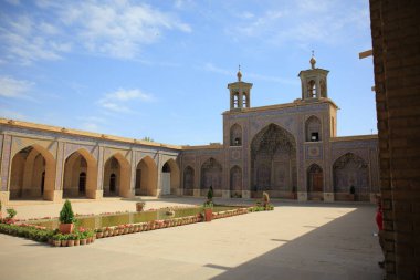 Nasir ol Şiraz, İran'ın Molk Camii. Bu Farsça Mescidi-e Naseer ol Molk bilinen.
