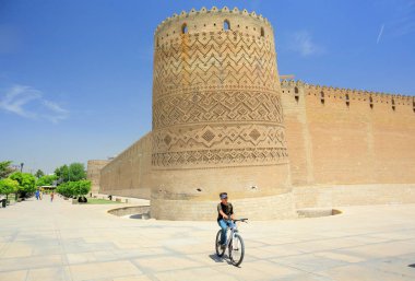 Eski kalenin Karmin Karaca, şehir merkezinde Vakil Kalesi.