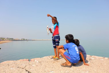 Hürmüz Adası'nın sahil şeridi üzerinde yerel çocuklar