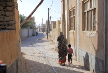 küçük çocuk: Hormozgan Eyaleti, Keşm Adası, Laft Köyü, Iran ile yerel kadın