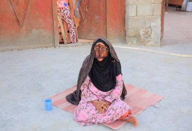 Batoola, Güney İran'ın geleneksel Bandari kostüm parçasıdır yüz kapsayan bir altın eşarp close-up. Hormozgan Eyaleti, Keşm Adası, Laft Köyü