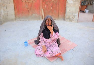 Batoola, Güney İran'ın geleneksel Bandari kostüm parçasıdır yüz kapsayan bir altın eşarp close-up. Hormozgan Eyaleti, Keşm Adası, Laft Köyü