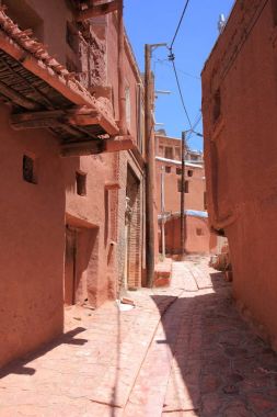 Abyaneh antik köy yolları büküm ve kırmızı kerpiç dağılan bir Warren'ın, dik, olduğunu