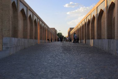 Khaju Köprüsü, Isfahan, İran ili tartışmasız en iyi köprü. İran Safevi Kral, Şah Abbas II, 1650 C.E çevresinde tarafından inşa edilmiş.
