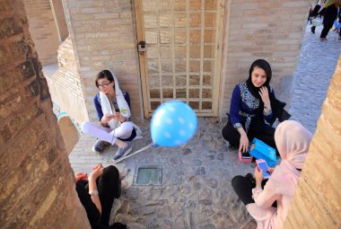 Esfahan İran'ın eski köprü insanlar
