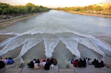 insanlar ve eski İran'ın Esfahan Bridge'de