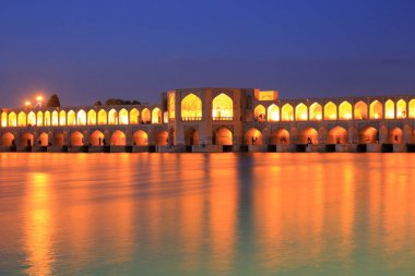 Khaju Köprüsü, Isfahan, İran ili tartışmasız en iyi köprü. İran Safevi Kral, Şah Abbas II, 1650 C.E çevresinde tarafından inşa edilmiş.