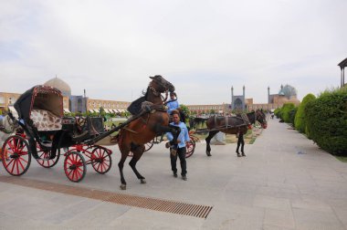 Turistler Şeyh Lotfollah Camii Nakş-ı Cihan Meydanı şehirde Isfahan, Iran kapalı çarşı yakınındaki oteller