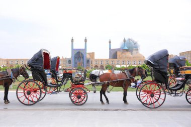 Turistler Şeyh Lotfollah Camii Nakş-ı Cihan Meydanı şehirde Isfahan, Iran kapalı çarşı yakınındaki oteller