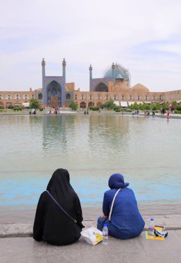 Turistler Şeyh Lotfollah Camii Nakş-ı Cihan Meydanı şehirde Isfahan, Iran kapalı çarşı yakınındaki oteller