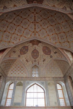 Kashan, Isfahan Eyaleti, Iran yakınındaki Aran Bidgol Imamzadeh Helal Ali tapınak kubbe altında mozaik dekorasyon