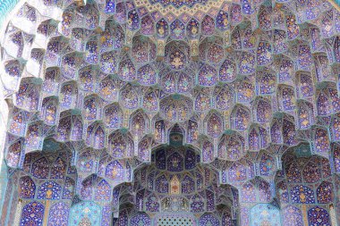 Kashan, Isfahan Eyaleti, Iran yakınındaki Aran Bidgol Imamzadeh Helal Ali tapınak kubbe altında mozaik dekorasyon