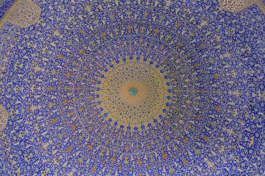 Kashan, Isfahan Eyaleti, Iran yakınındaki Aran Bidgol Imamzadeh Helal Ali tapınak kubbe altında mozaik dekorasyon
