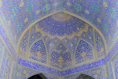 Kashan, Isfahan Eyaleti, Iran yakınındaki Aran Bidgol Imamzadeh Helal Ali tapınak kubbe altında mozaik dekorasyon