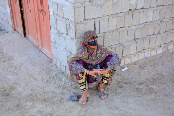 Крупный план батулы, черный шарф, покрывающий лицо, который является частью традиционного бандарийского костюма Южного Ирана. Провинция Хормозган, остров Кешм, село Лафт
