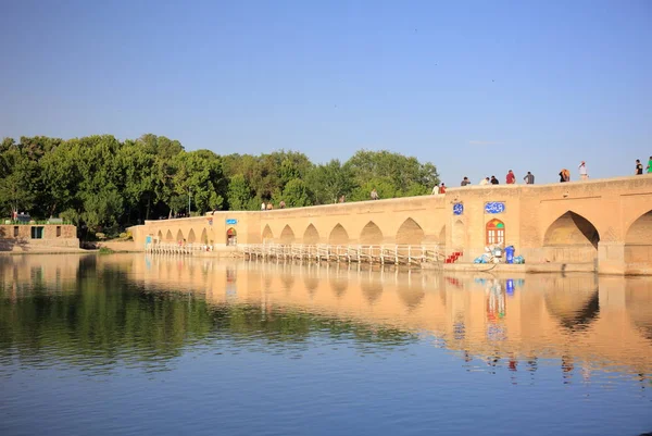 イランのイスファハンの美しい古い橋 — ストック写真