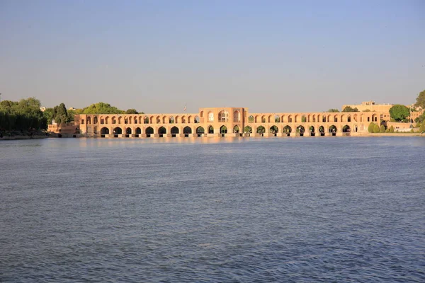 Khaju エスファハーン イランの州の間違いなく最高級の橋 サファヴィー朝ペルシャの王 1650 に当たる周りのシャー アッバス によって建てられました — ストック写真