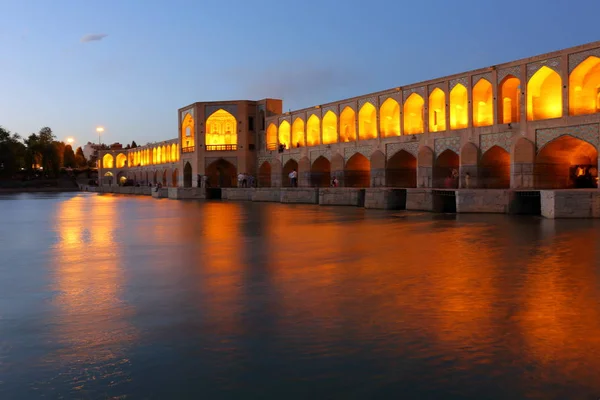 Khaju エスファハーン イランの州の間違いなく最高級の橋 サファヴィー朝ペルシャの王 1650 に当たる周りのシャー アッバス によって建てられました — ストック写真