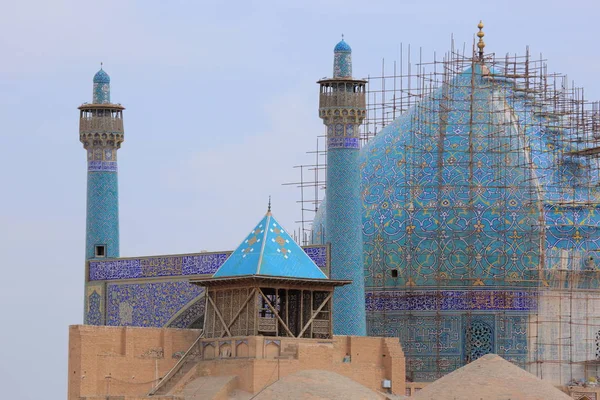 イランのエスファハーンに素敵なブルーのタイルがモスク — ストック写真