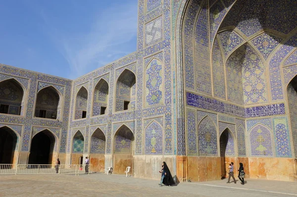 Turistas Cerca Mezquita Sheikh Lotfollah Plaza Naqsh Jahan Cerca Del —  Fotos de Stock