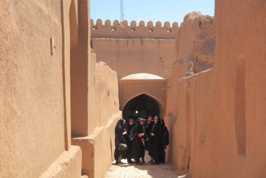 Müslüman kadınlar Rayen kale (Arg-e Rayen Farsça) olduğunu Kirman Eyaleti, Iran bir antik adobe kale.