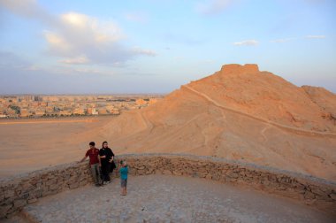  Yazd Dakhmeh-ye Zartoshtiyun (Zerdüşt tapınakları ve sessizlik kuleleri)