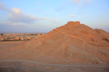  Yazd Dakhmeh-ye Zartoshtiyun (Zerdüşt tapınakları ve sessizlik kuleleri)
