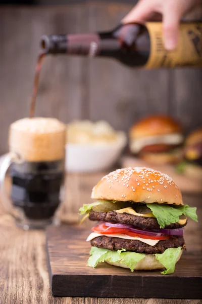 Burger i piwo — Zdjęcie stockowe