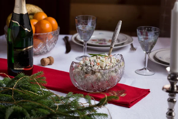 Праздничный стол. Традиционный русский салат оливи на рождественский стол — стоковое фото