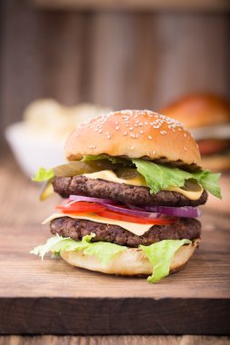 Duble burger ahşap tahta üzerinde. Yakın çekim