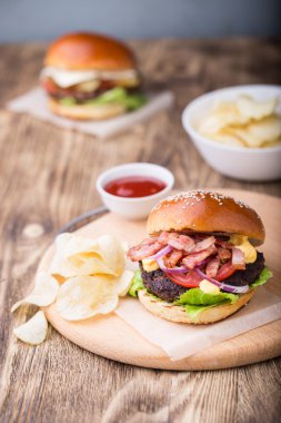 Ahşap tahta üzerinde pastırmalı Burger