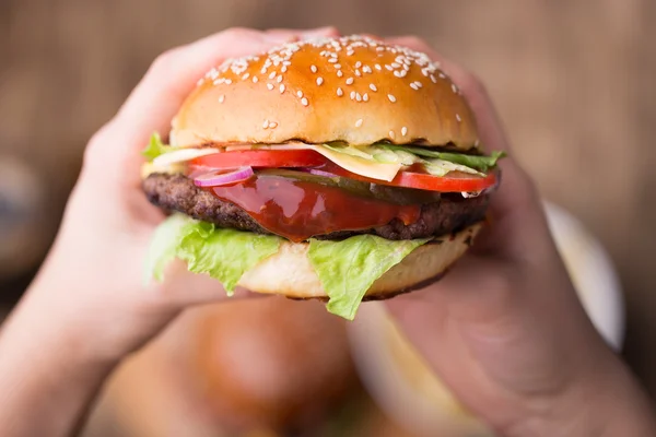 Çizburger elinde. Burger yiyen