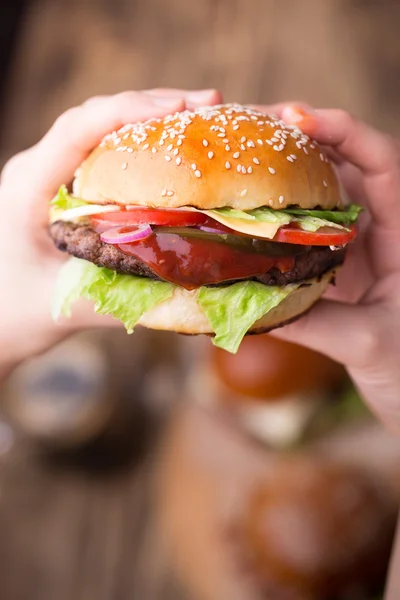 Kanapka w ręce. Jedzenie, Burgery — Zdjęcie stockowe