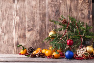 Noel kartı. Mandarin kopya alanı ile ahşap arka plan ile yeni yıl kompozisyon