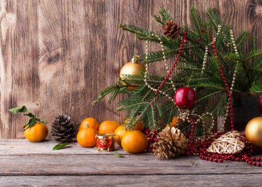 Noel kartı. Mandarin kopya alanı ile ahşap arka plan ile yeni yıl kompozisyon