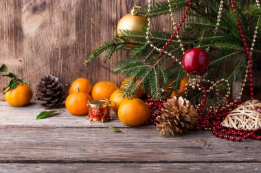 Noel kartı. Mandarin kopya alanı ile ahşap arka plan ile yeni yıl kompozisyon