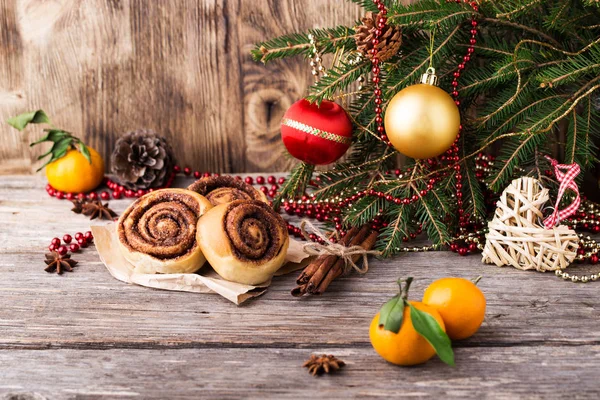 Noel kartı. Tarçın ile yeni yıl kompozisyon ahşap arka plan üzerinde rulo