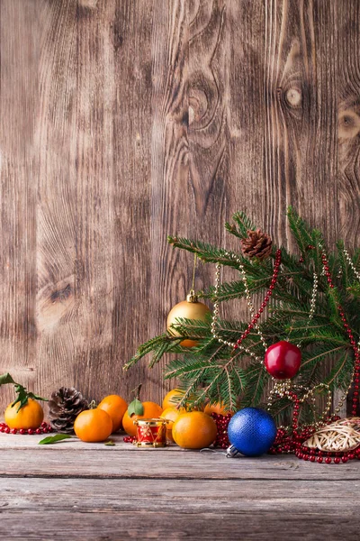 Noel kartı. Mandarin kopya alanı ile ahşap arka plan ile yeni yıl kompozisyon