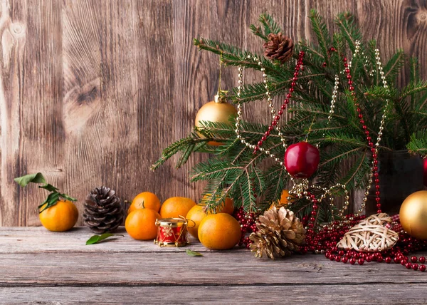 Noel kartı. Mandarin kopya alanı ile ahşap arka plan ile yeni yıl kompozisyon