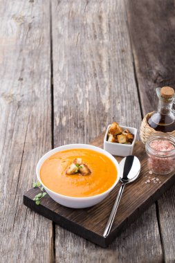 Ahşap arka plan üzerinde kabak havuç çorbası
