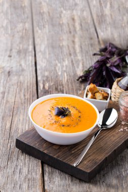 Ahşap arka plan üzerinde kabak havuç çorbası