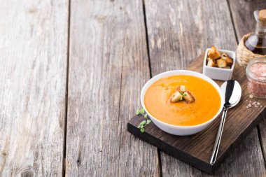 Ahşap arka plan üzerinde kabak havuç çorbası