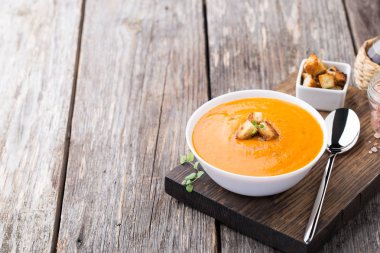 Ahşap arka plan üzerinde kabak havuç çorbası